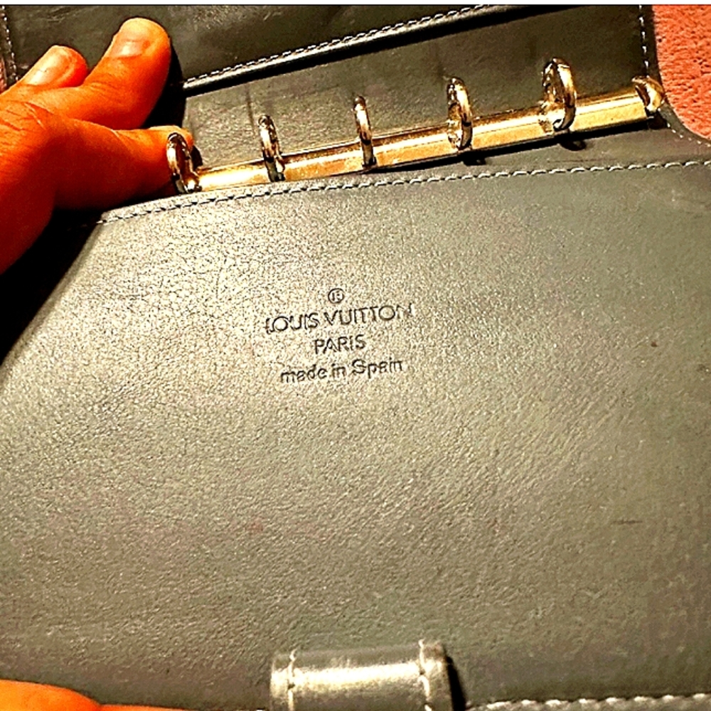 LOUIS VUITTON AUTHENTIC EPI LEATHER CYBER IRIDESCENT OLIVE GRN AGENDA /PASSPORT - Picture 14 of 14